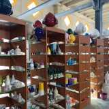 Varchiamo la soglia del primo, ritrovandoci all�interno di un ampio e luminoso locale il cui perimetro � interamente occupato da scaffalature ed espositori. Qui sono messi in mostra oliere, servizi di piatti, elementi di arredo, vasi, personaggi natalizi, centritavola decorati e souvenir...